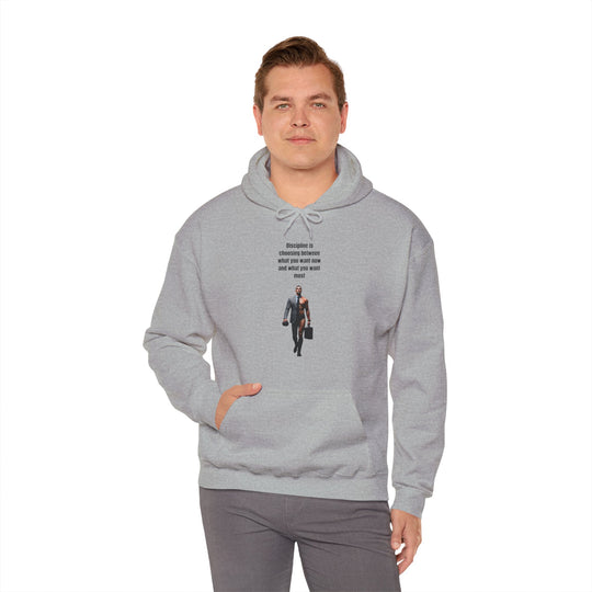 „Disziplin bedeutet, zwischen dem zu wählen, was man jetzt will und dem, was man am meisten will“ – Herren Hoodie