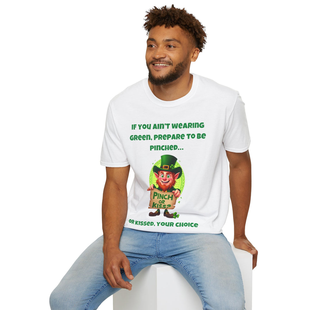 Als je geen groen draagt, bereid je dan voor om geknepen te worden... of gekust - T-shirt