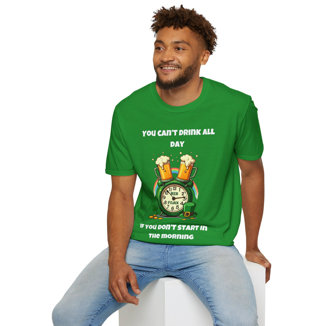 Je kunt niet de hele dag drinken als je niet 's ochtends begint - T-shirt