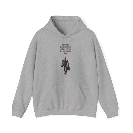 „Disziplin bedeutet, zwischen dem zu wählen, was man jetzt will und dem, was man am meisten will“ – Herren Hoodie