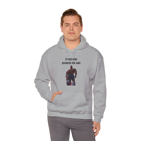 „Ein echter Mann schützt die Seinen“ – Herren Hoodie